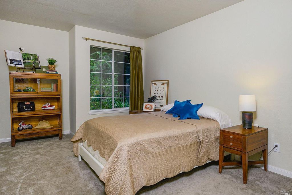 之前拍摄的过时的卧室。