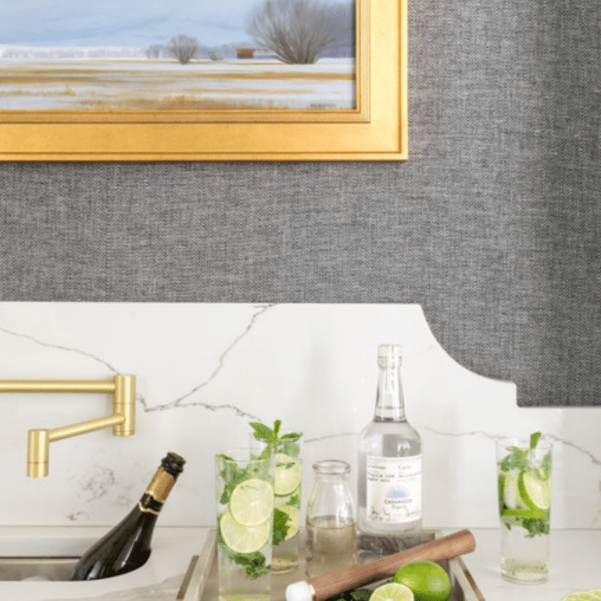 厨房墙，衬有灰色织物