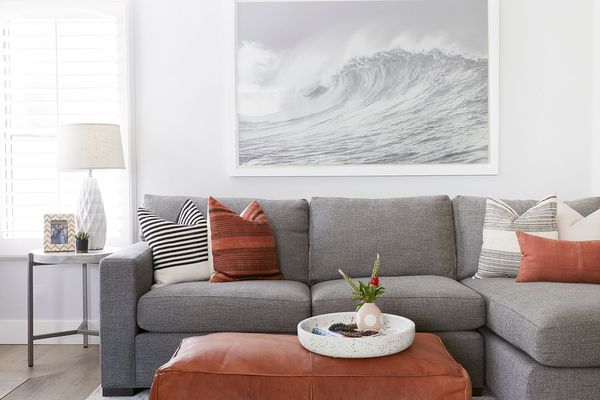 沙滩客厅与灰色沙发。