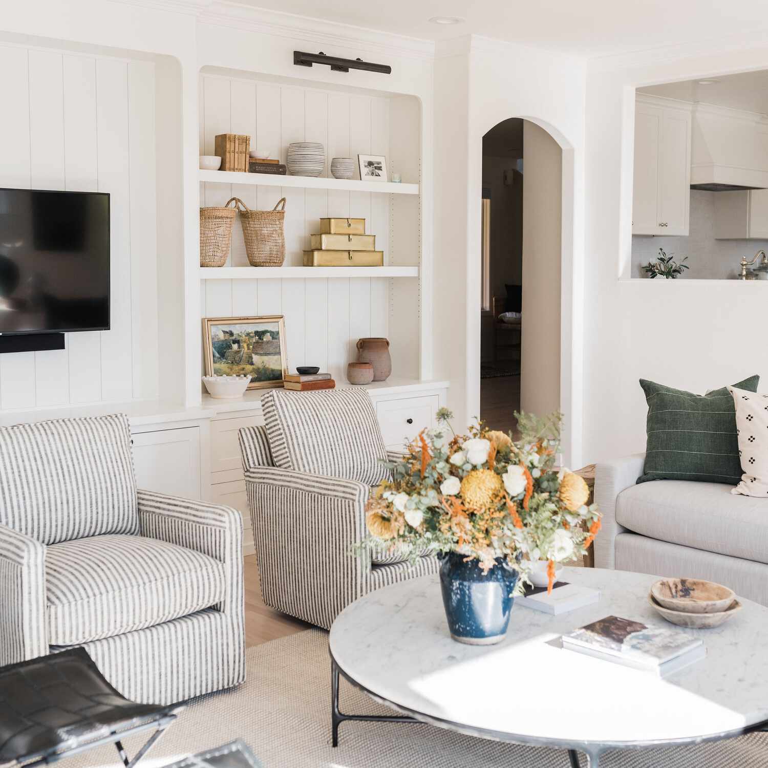 最好的客厅想法 - 光明和明亮的客厅，有朴实的纹理