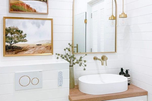 白色农舍浴室。