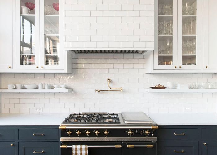 蓝白相间的厨房
