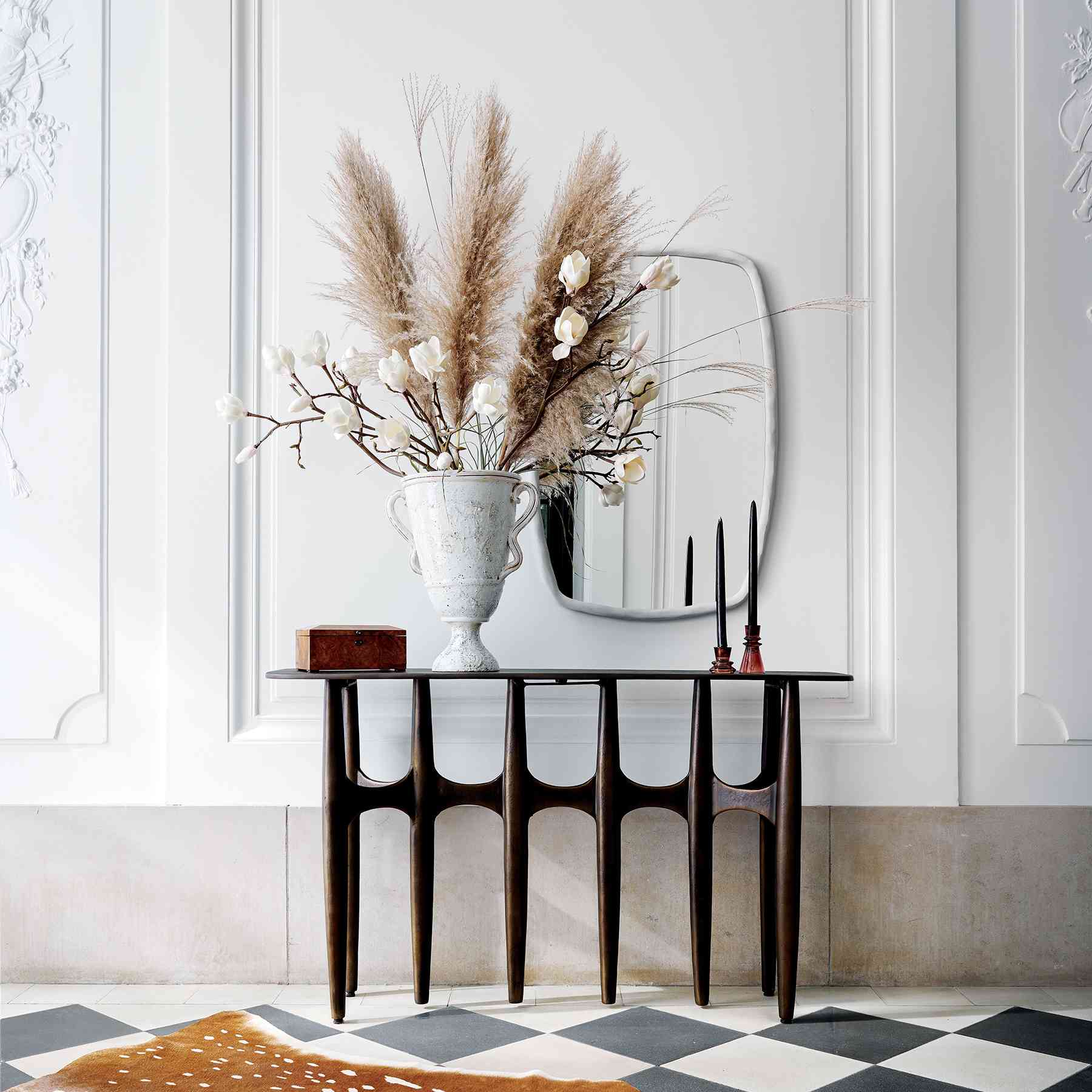 CB2 2021设计趋势 - 控制台桌与镜子和超大干燥的花花