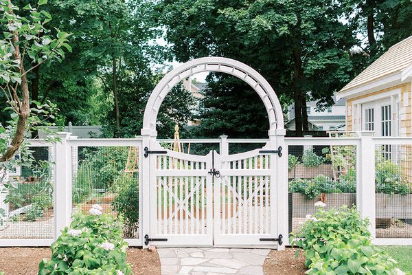 白色花园大门通向花园。