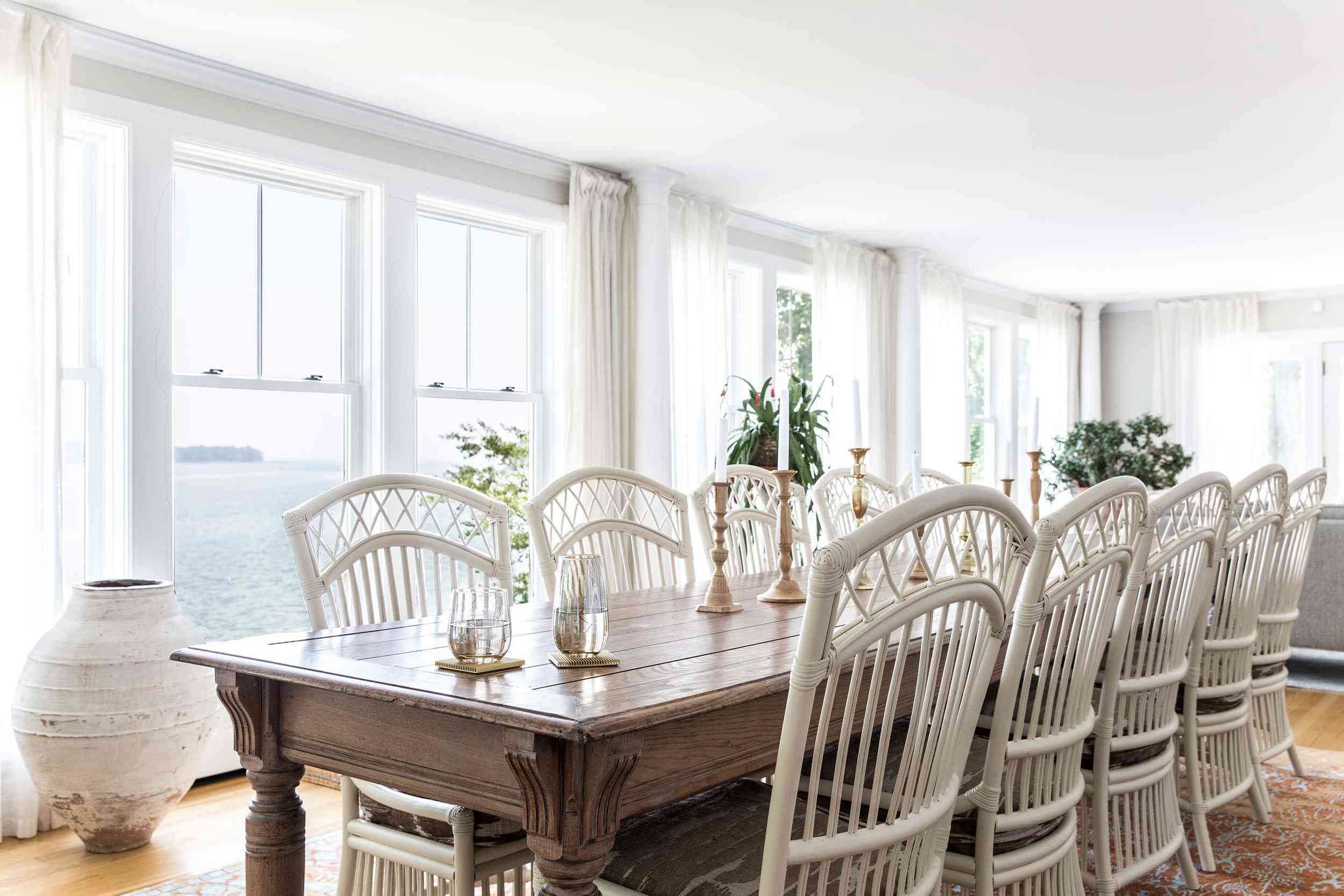 一间充满窗户的餐厅，所有这些客房均以白色窗帘装饰
