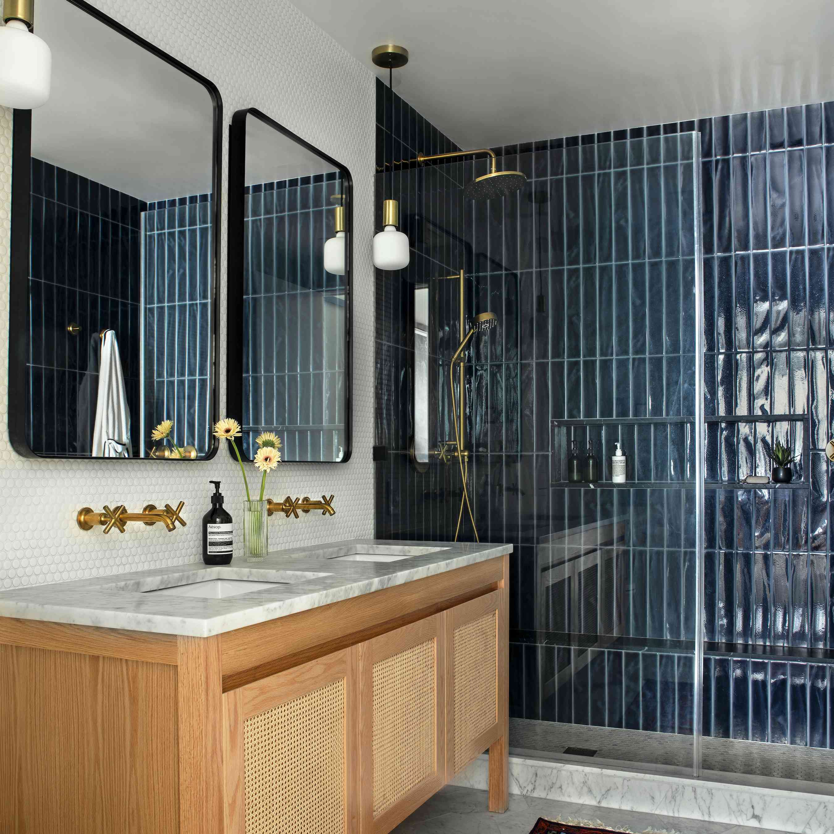 浴室有闪亮的蓝色瓷砖淋浴。