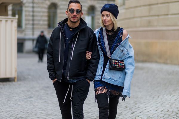 一对夫妇步行挽着手臂