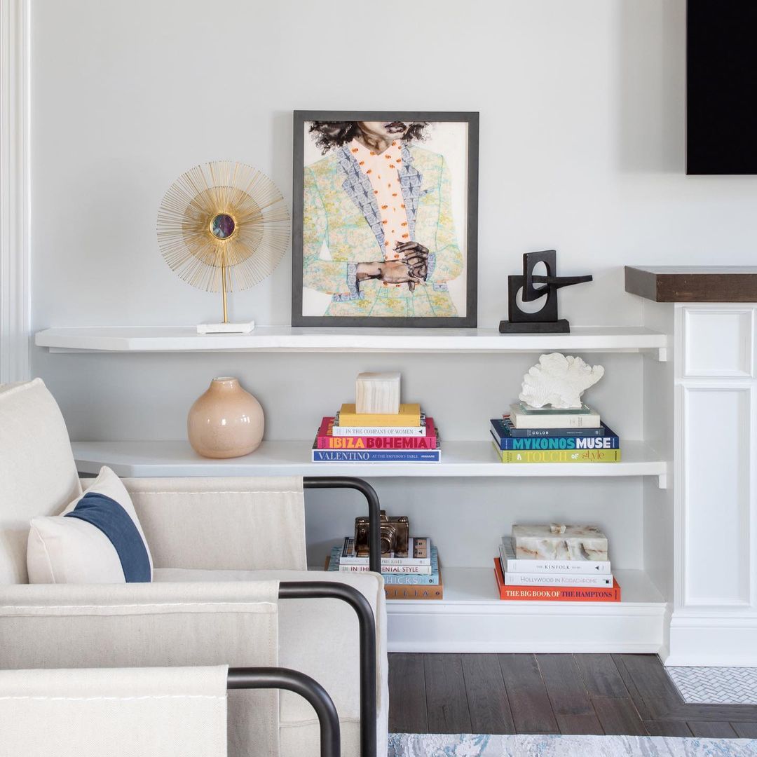 客厅里有两个架子