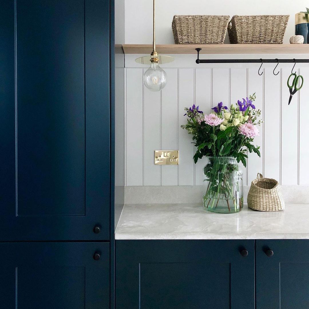 有光台面的蓝色厨房