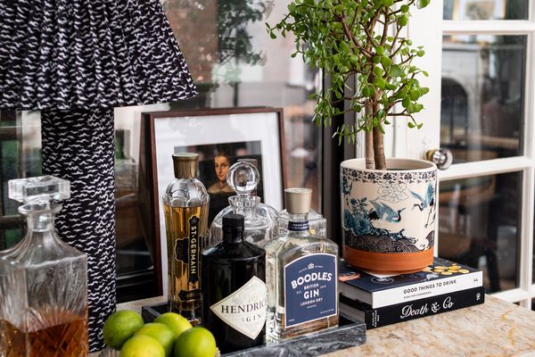 有黑白蘑菇灯的酒吧推车。