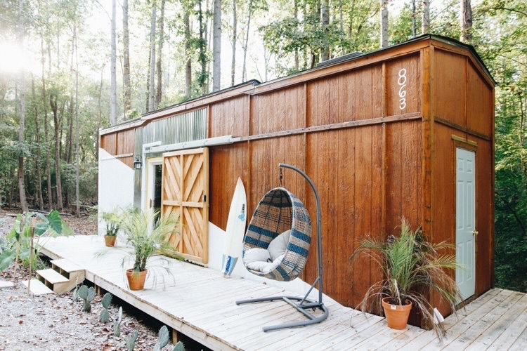 微小的房子外部有木镶板和白色条纹的。