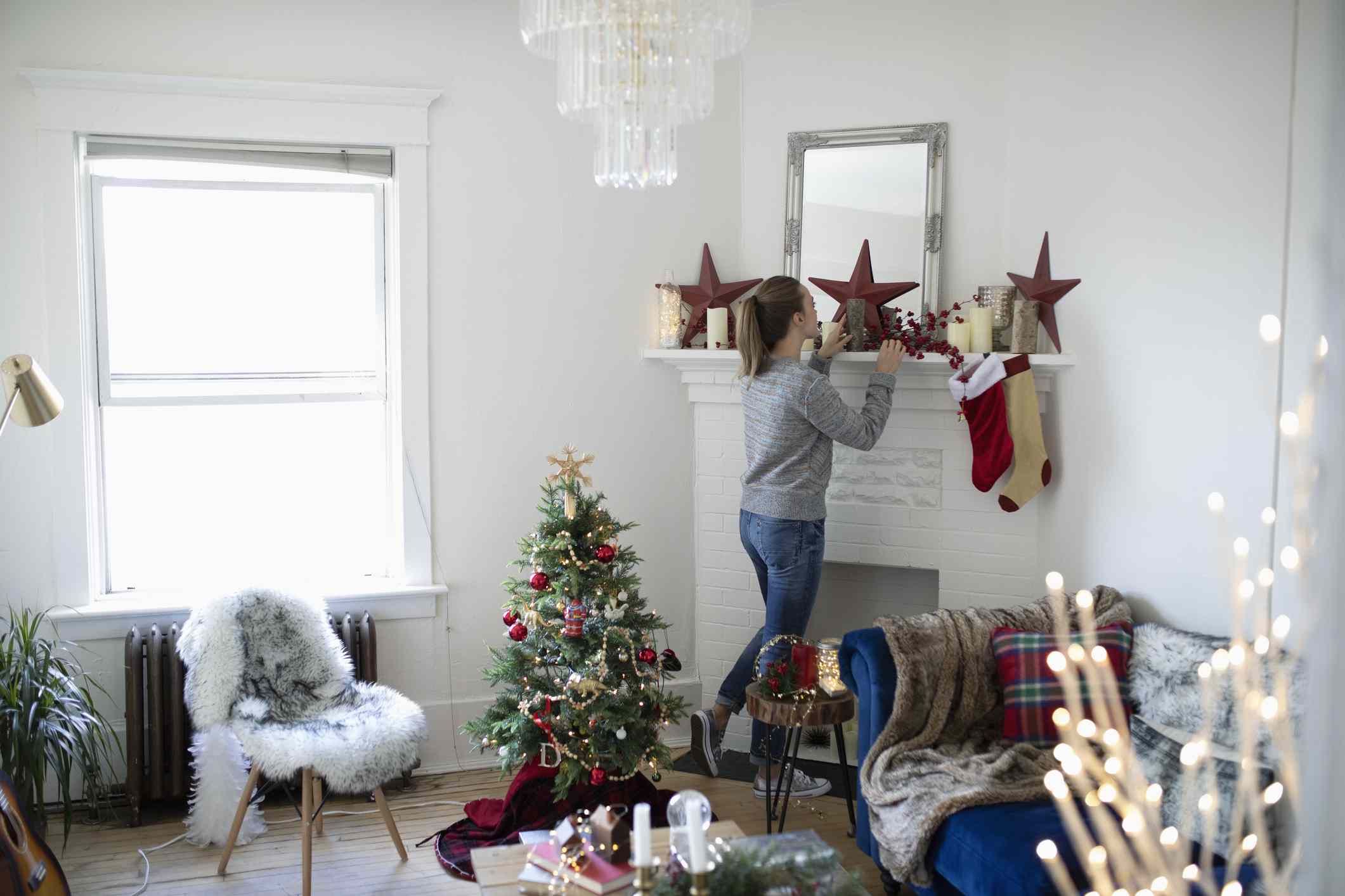 女人布置圣诞节