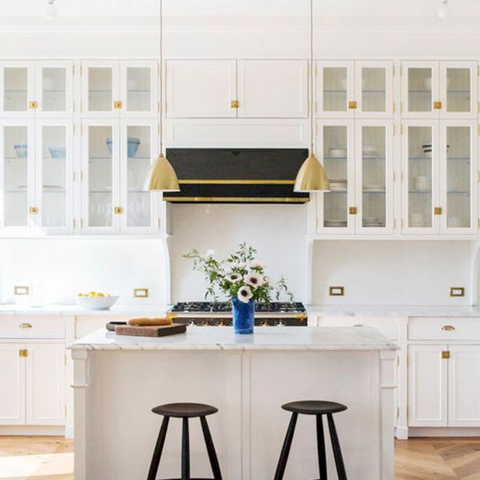 有人字形木地板的厨房