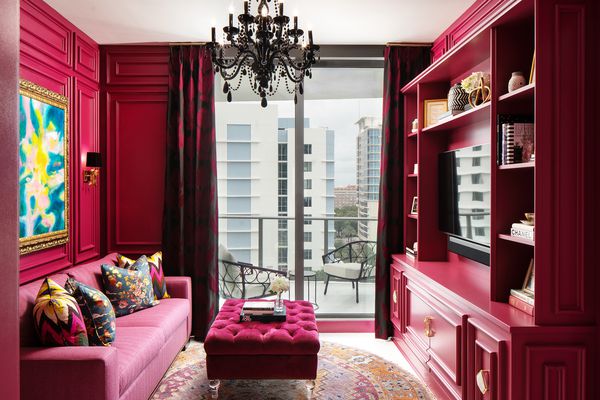 Lisa Gilmore最喜欢的房间，覆盆子粉色的媒体室