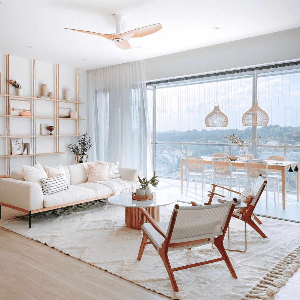 带通往阳台的起居室，已被转变为餐厅