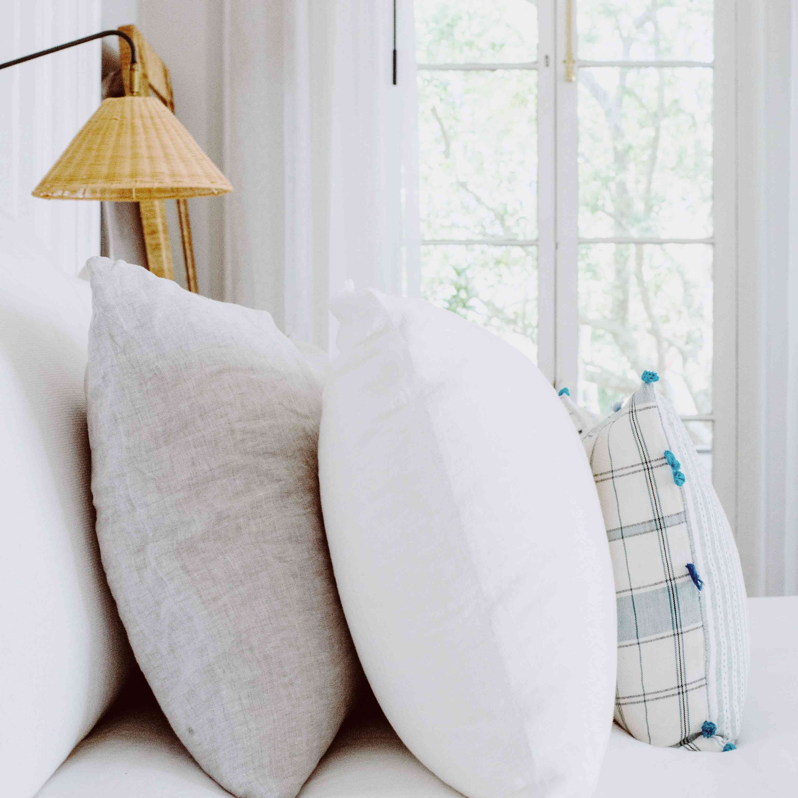 阿曼达·格里利的家庭之旅——枕头堆在卧室的床上