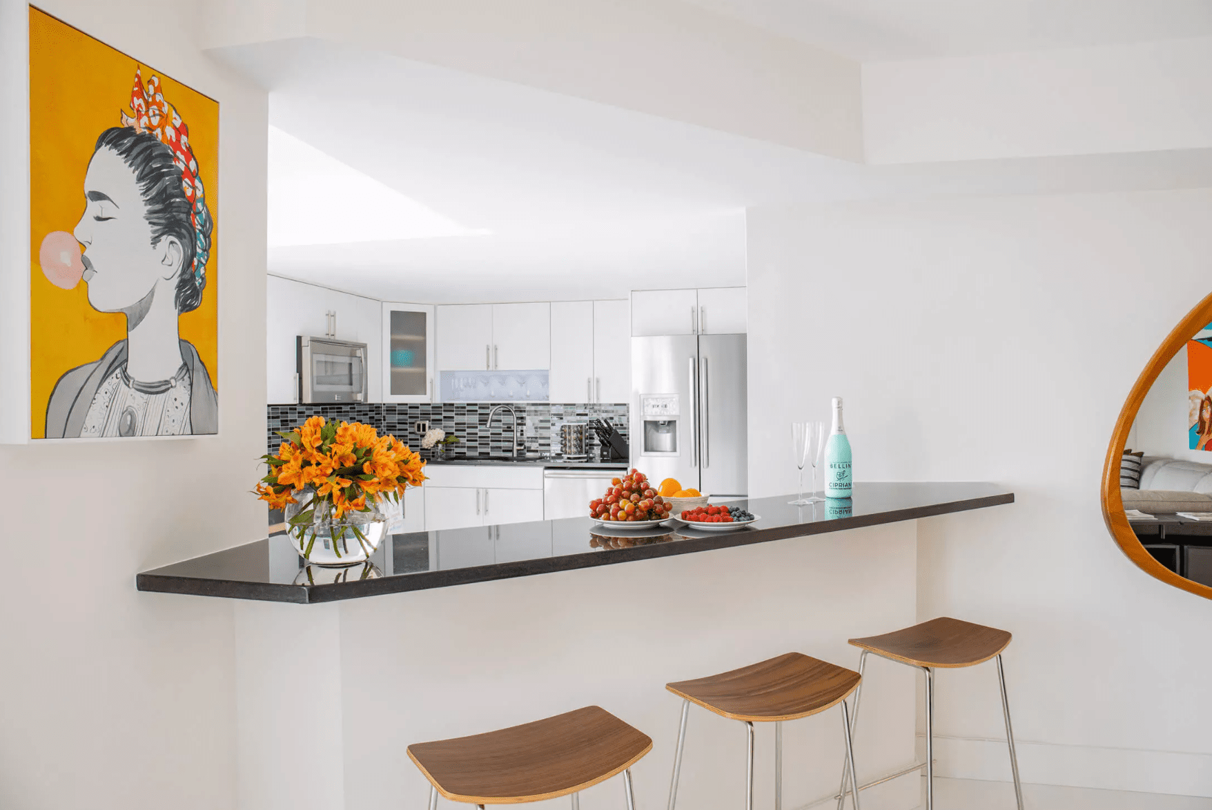 厨房里有一个对角嵌壁式吧台