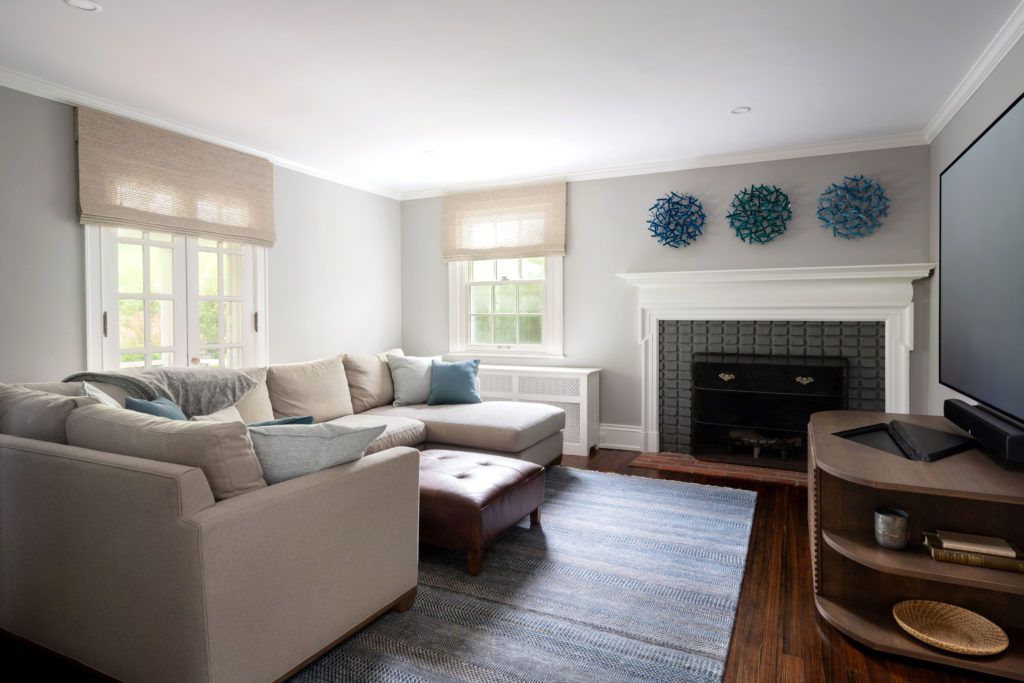 有藤条窗帘和壁炉的客厅。