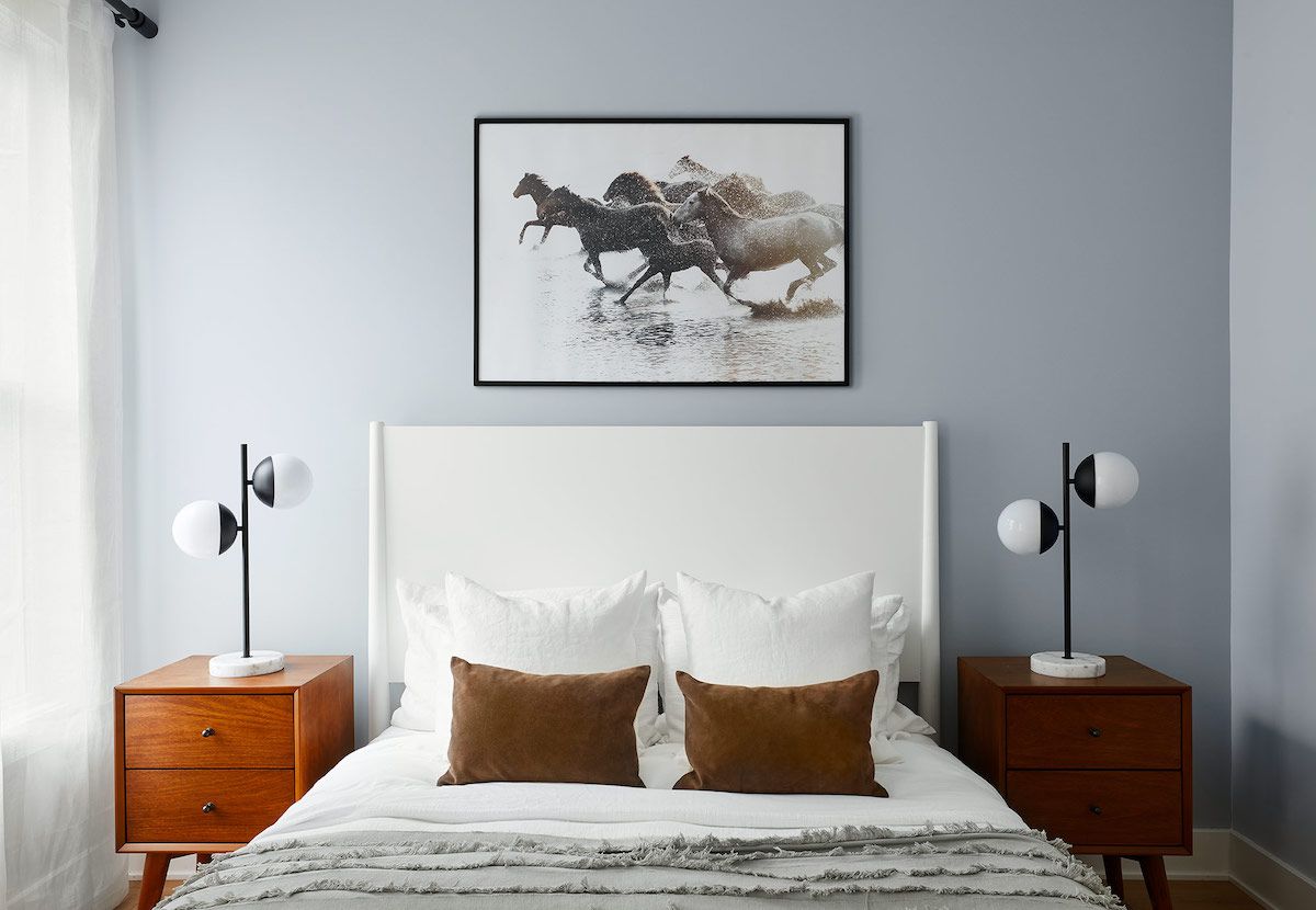 一间带有两盏中世纪现代台灯的现代乡村卧室