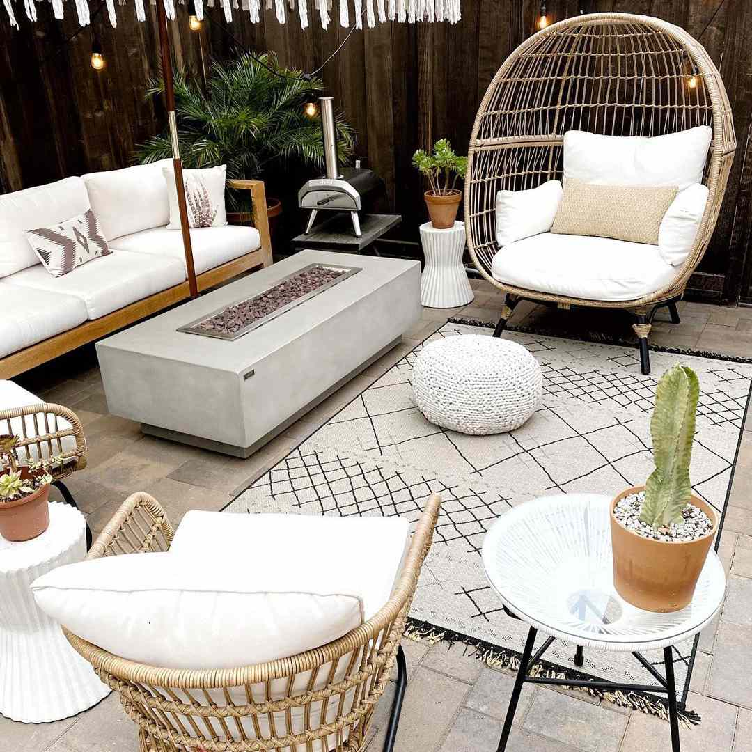 有藤条家具的庭院