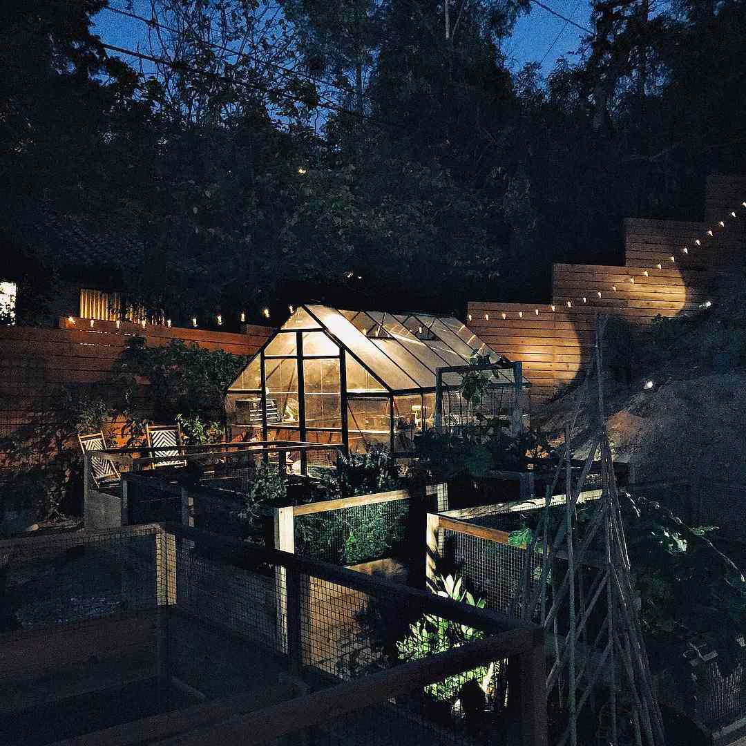 室外花园有温室