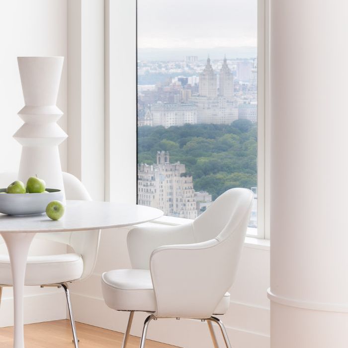 全是白色的纽约公寓早餐角落