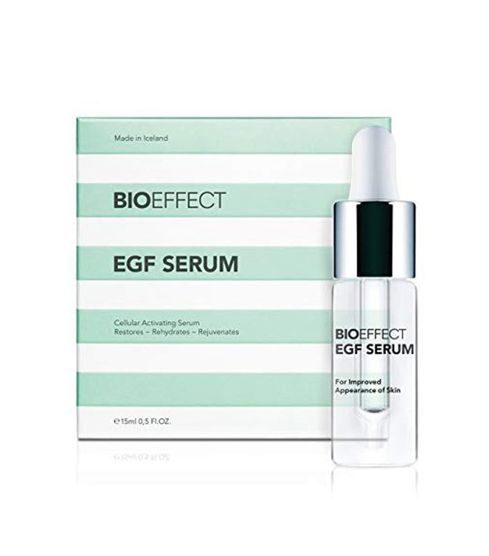 条纹的白色和浅绿色框，上面写着生物效应EGF精华微笑线，旁边滴瓶读同样的事情。