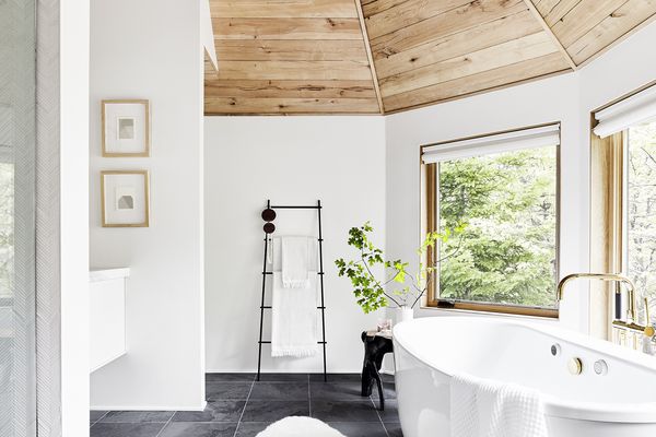 浴室配有木天花板和白色墙壁