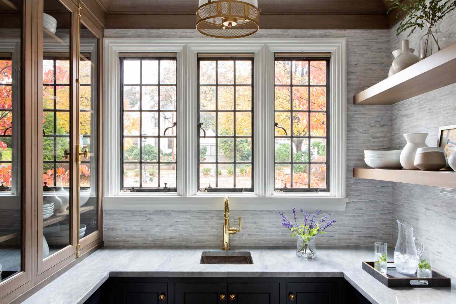 配有大理石柜台和瓷砖的现代管家餐具室