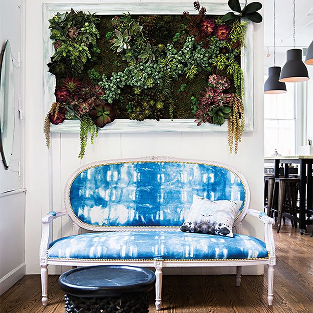 声明制作仿古双人沙发下面一个活生生的垂直花园。