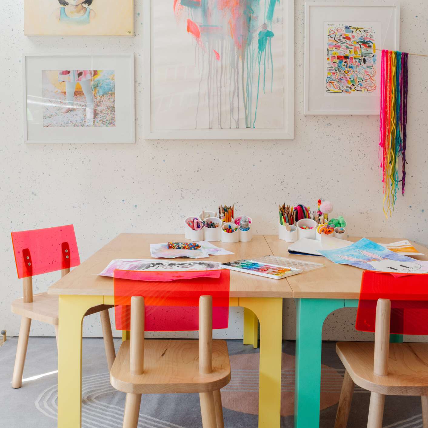 一个孩子的工艺房装满了彩色椅子