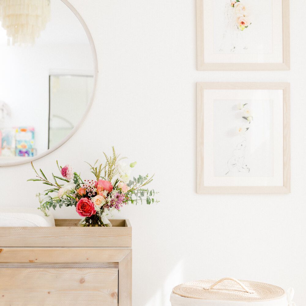 明亮的插花艺术在中性的卧室里。