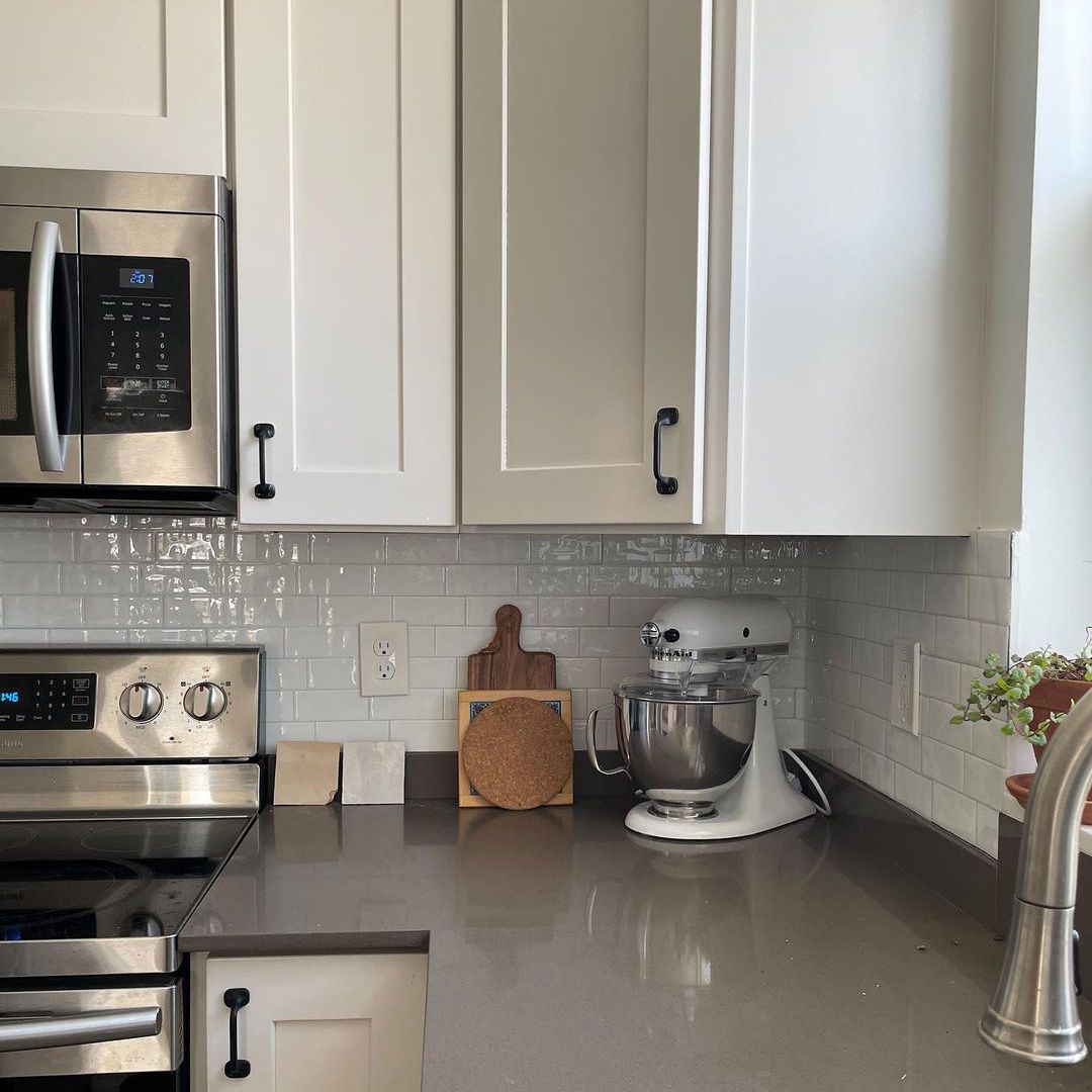 厨房里的白色小挡板