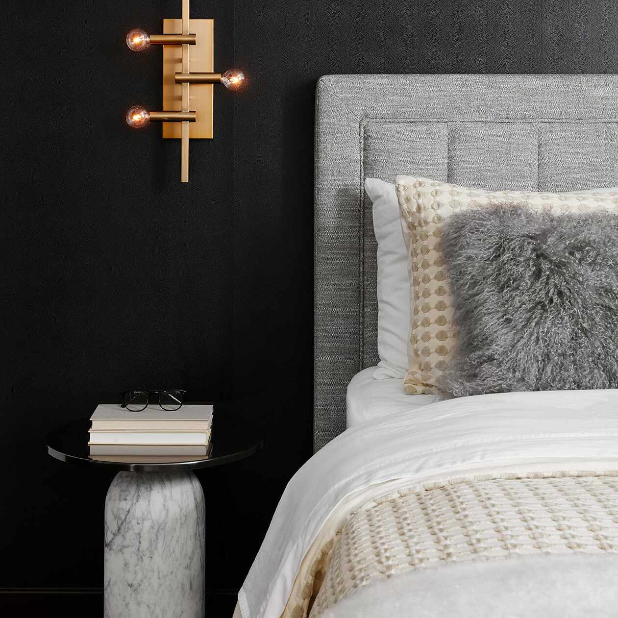 一个豪华现代卧室，有现代金色的金色