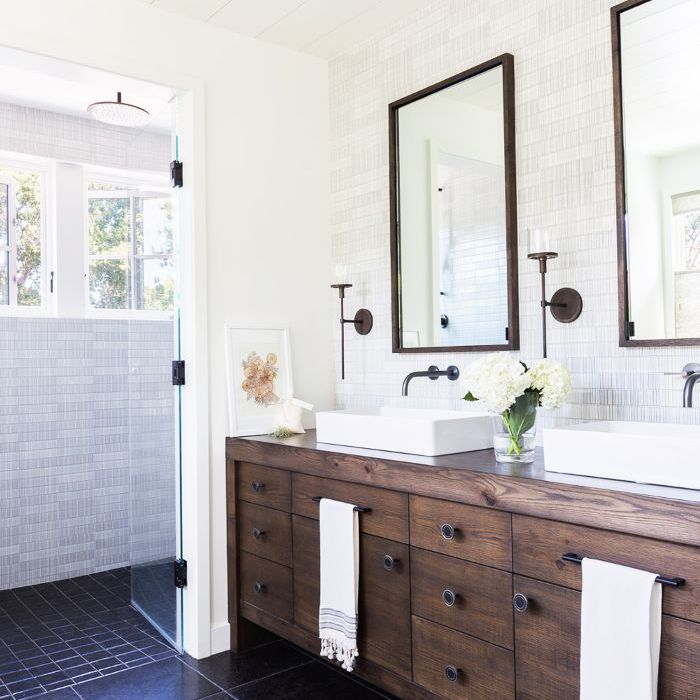 在三种不同尺寸三种不同类型的浴室瓷砖的过渡风格的浴室。