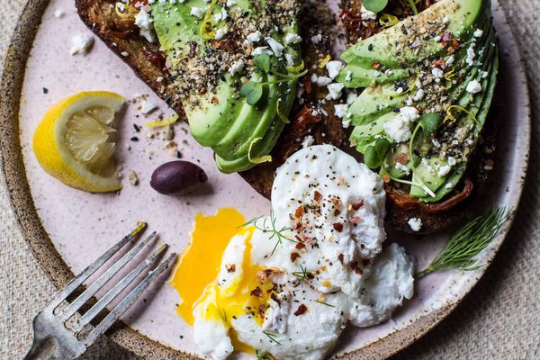 如何在家种植牛油果-地中海牛油果吐司与Dukkah