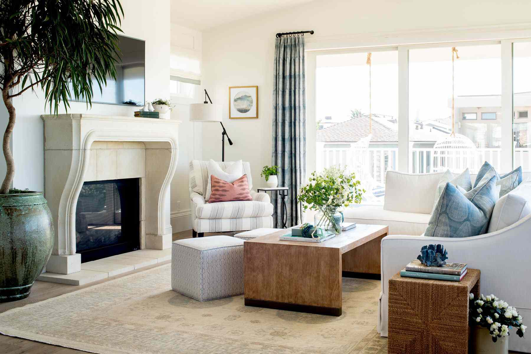 客厅挂着蓝色的窗帘