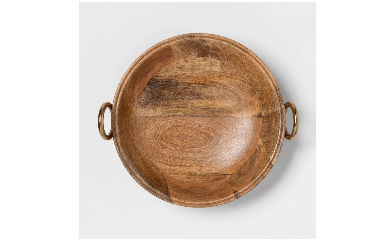 一个圆形木碗金色调的铝手柄。