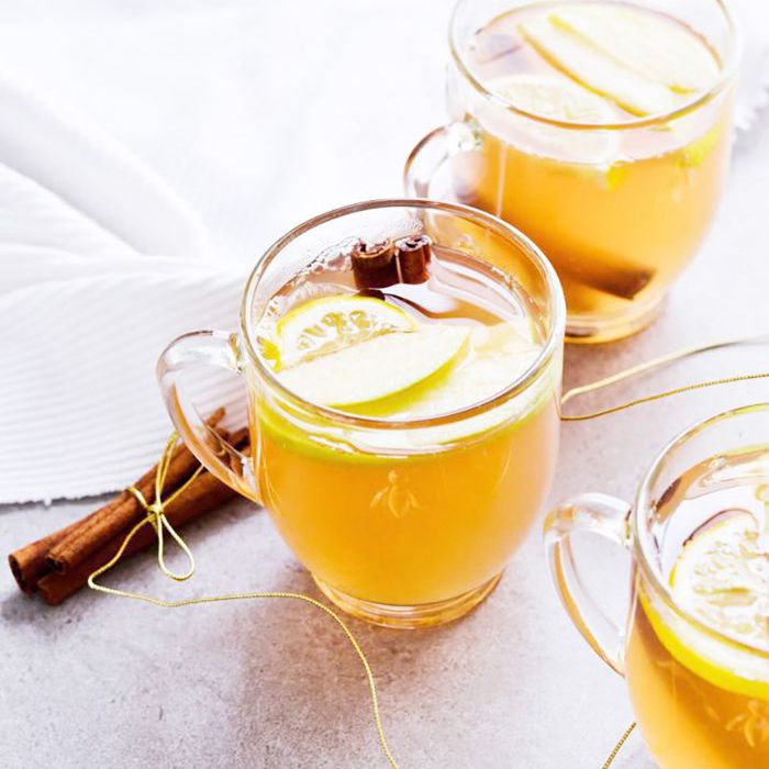 苹果加热了白葡萄酒