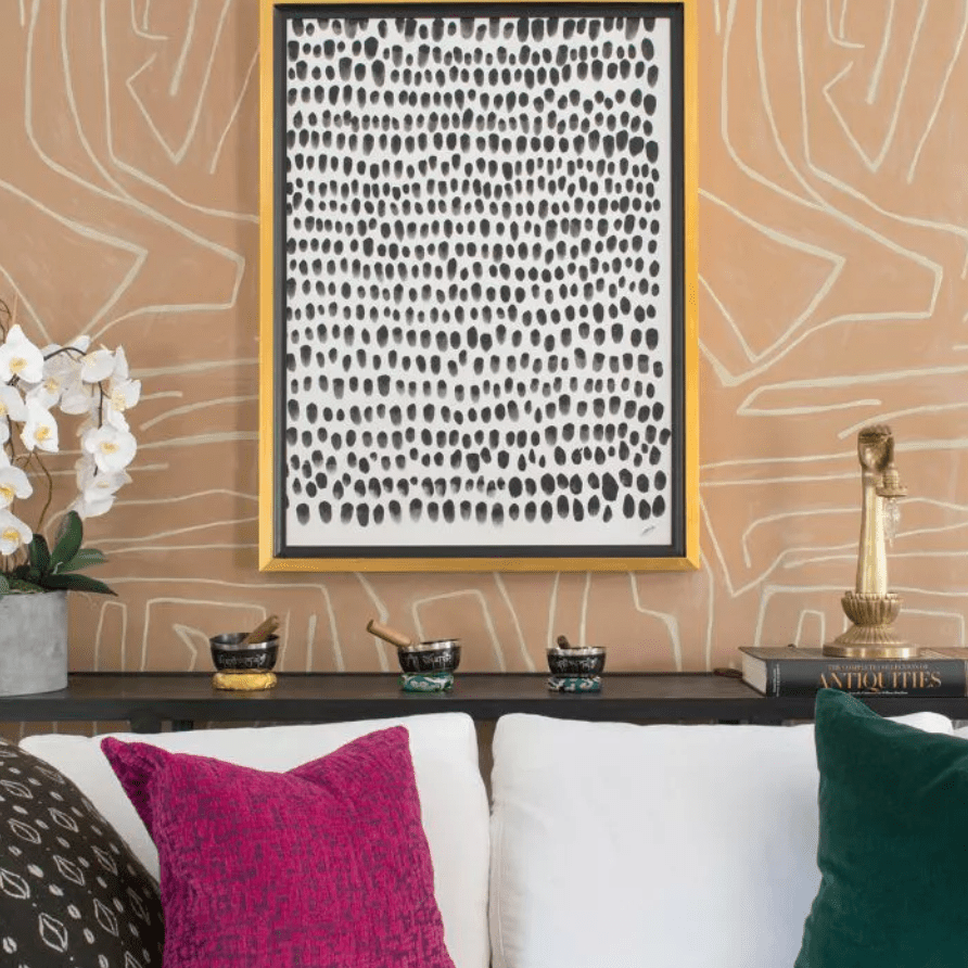 印花壁纸和五颜六色的靠垫在客厅”class=