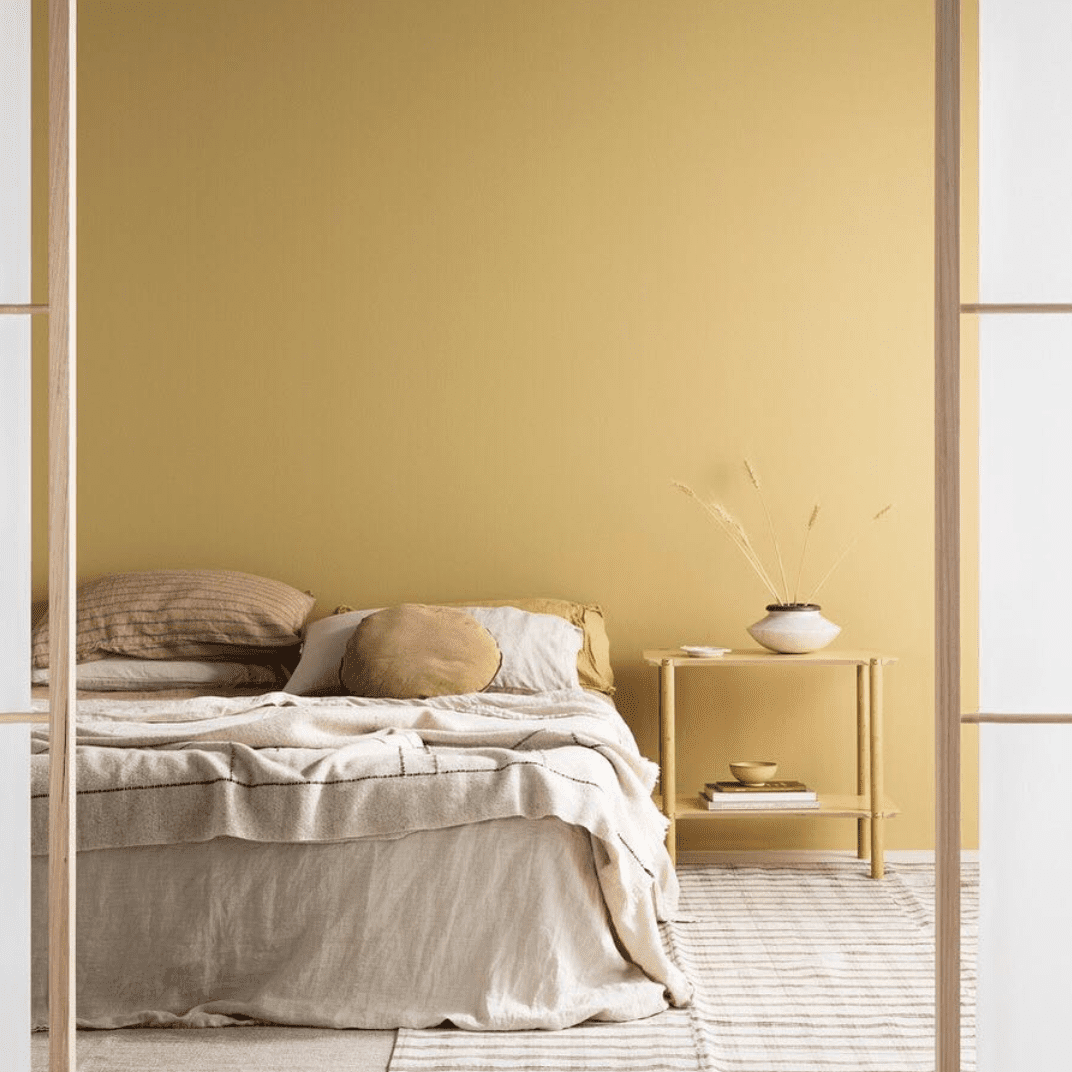 清除入口，以简约的卧室在软轧制干草黄“class=