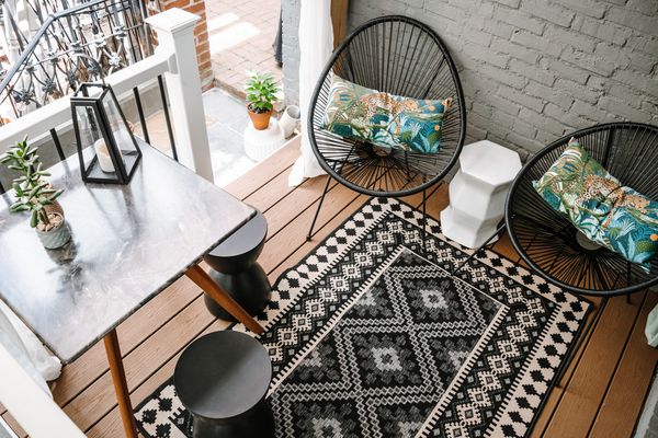 小室外空间顶上的看法与黑椅子的。