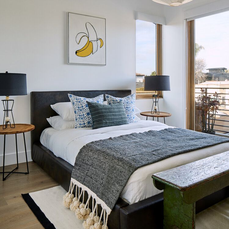 一间带有两个醒目的灯灯和纸枝形吊灯的卧室