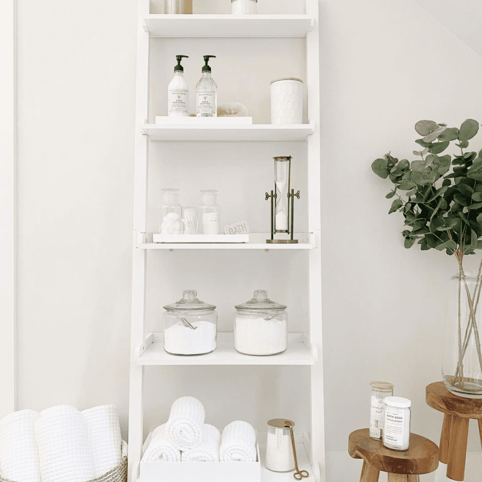 浴室白色的开放式搁板。