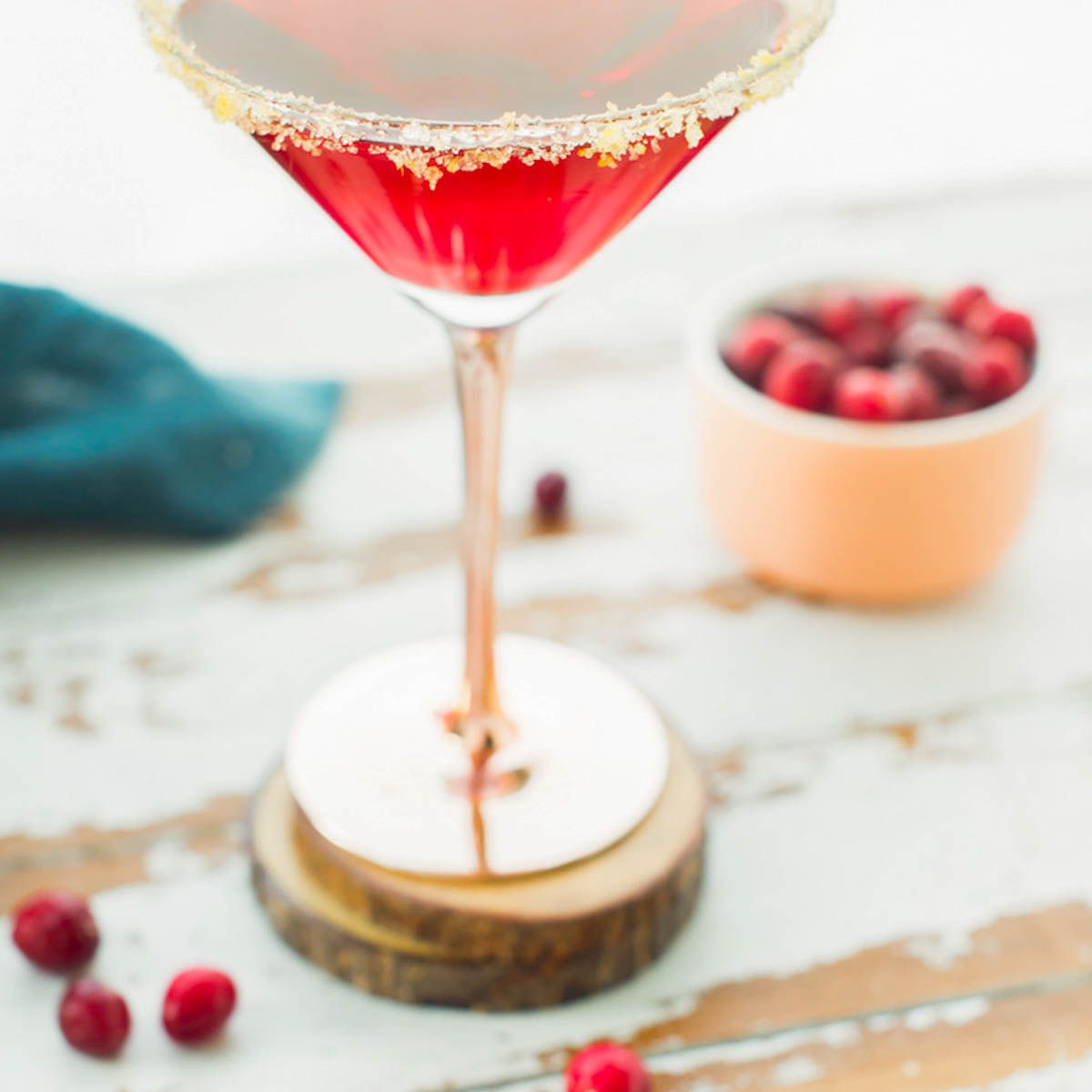 蔓越莓鸡尾酒装在马提尼酒杯里。