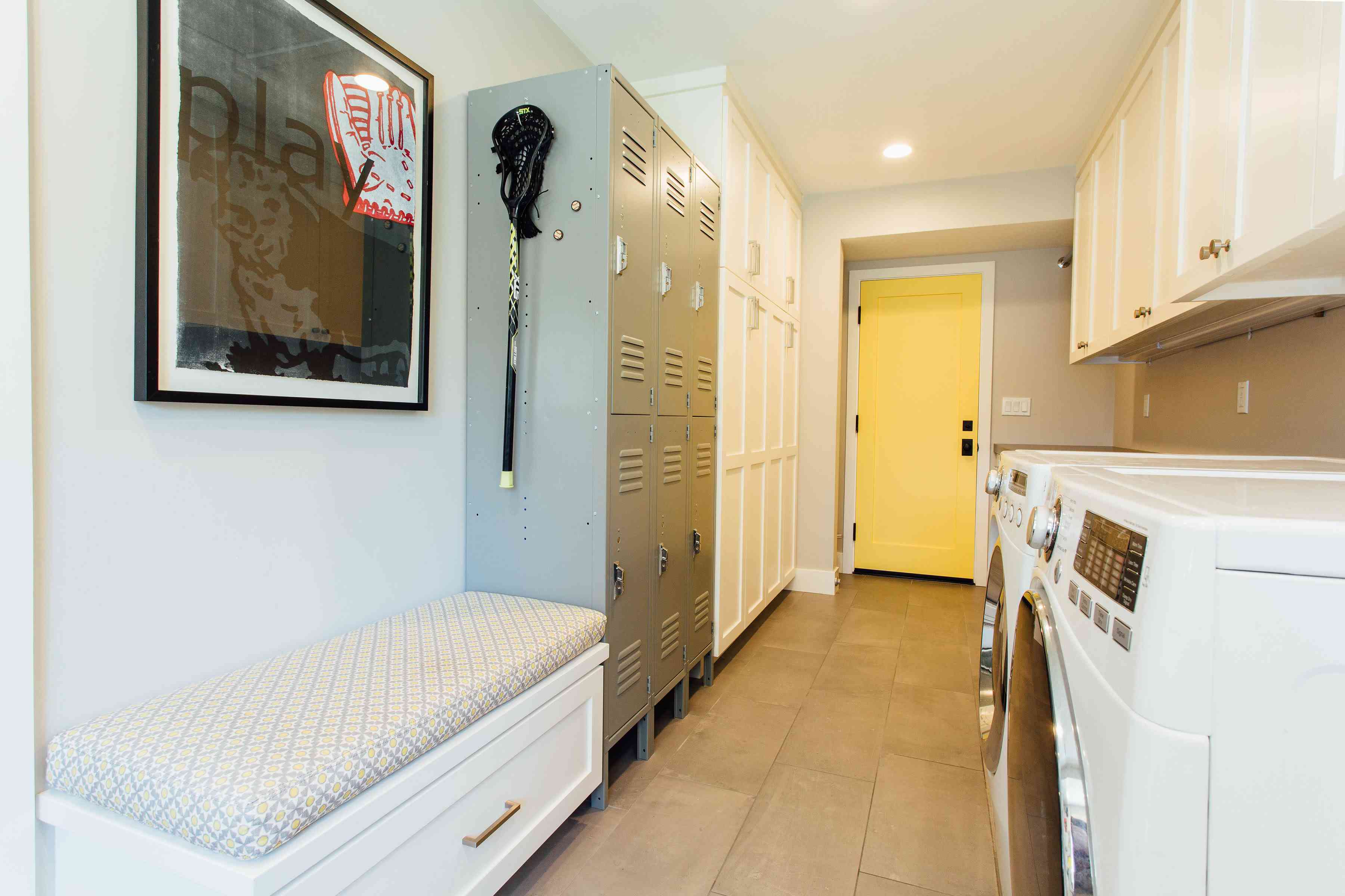 洗衣房有一个黄色的门