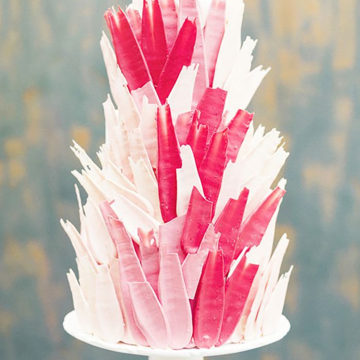 现代紫红色婚礼蛋糕