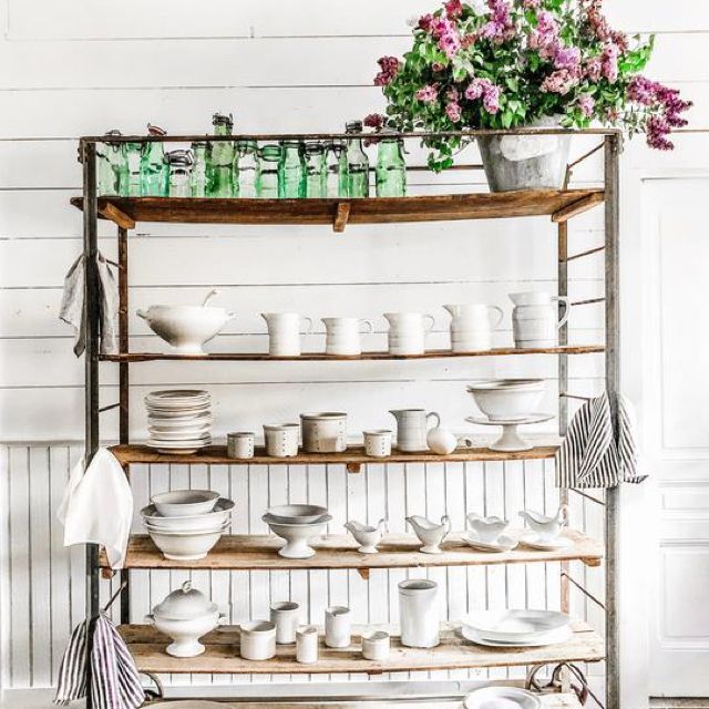 葡萄酒机架与白色铁石服务展示