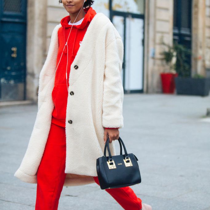 一个女人一边听有声书一边去上班。