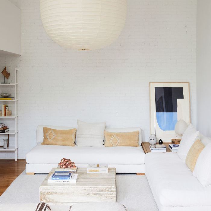 客厅里有一张矮咖啡桌